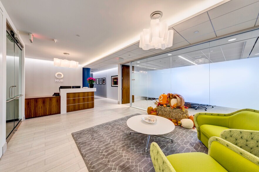 More Photos Of 1400 Opus Pl, Downers Grove Office For Lease