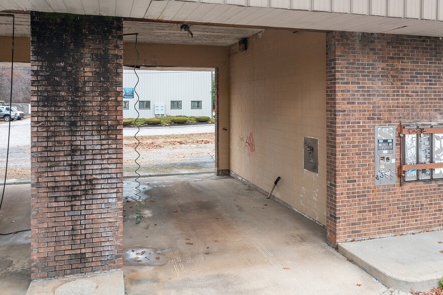 More Photos Of 679 Linwood Ave, Whitinsville Freestanding For Sale