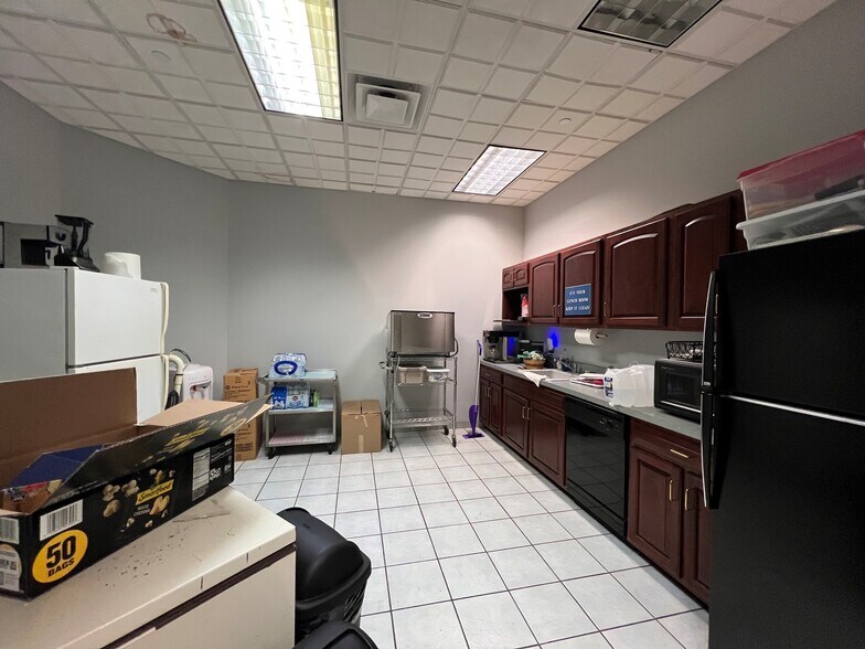More Photos Of 301 Ruthar Dr, Newark Flex For Lease