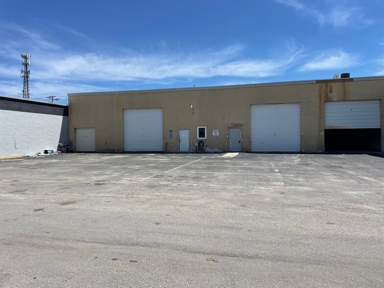 More Photos Of 944 Country Club Blvd, Cape Coral Warehouse For Lease