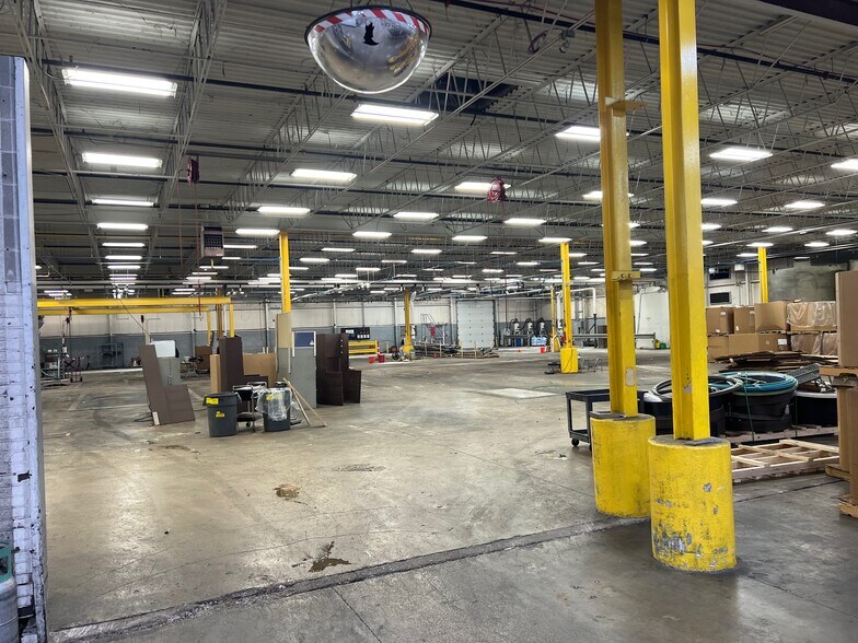More Photos Of 220 Poplar Pl, North Aurora Warehouse For Lease