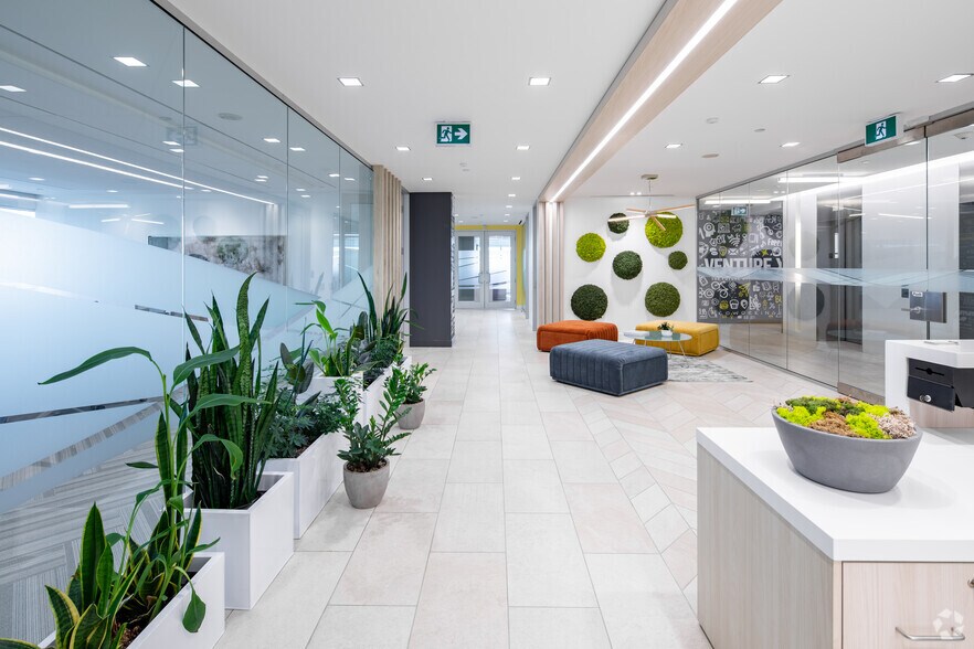 More Photos Of 1290 Central Pky W, Mississauga Office For Lease