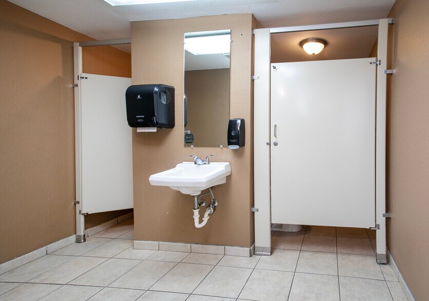 More Photos Of 415 Beckham Ave, Tyler Storefront For Sale