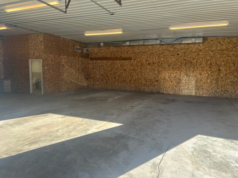 More Photos Of 3095 NW 162nd Ln, Andover Warehouse For Sale