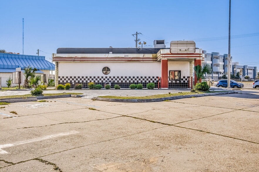 More Photos Of 3200 N Pace Blvd, Pensacola General Retail For Sale