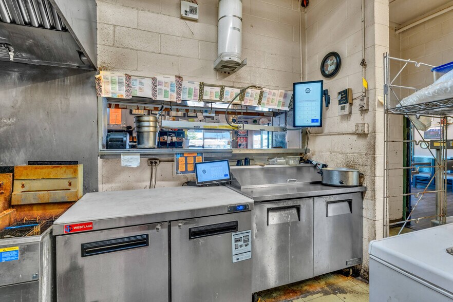 More Photos Of 601 Arizona Ave, Holton General Retail For Sale