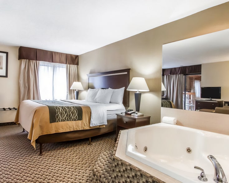 More Photos Of 1646 N Lafayette St, Macomb Hotel For Sale