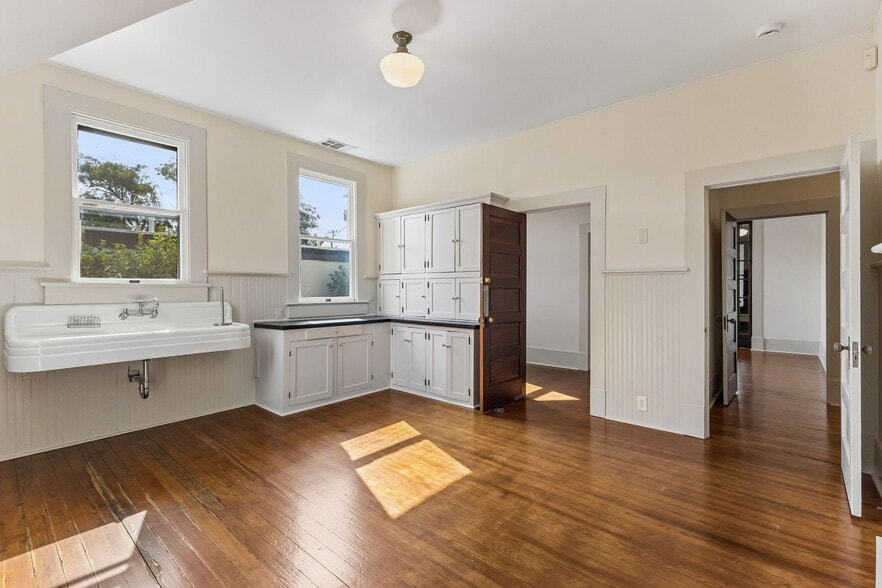 More Photos Of 117 W Mistletoe Ave, San Antonio Office For Sale