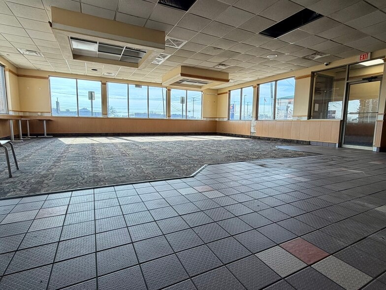 More Photos Of 18902 Northline Rd, Southgate Fast Food For Lease