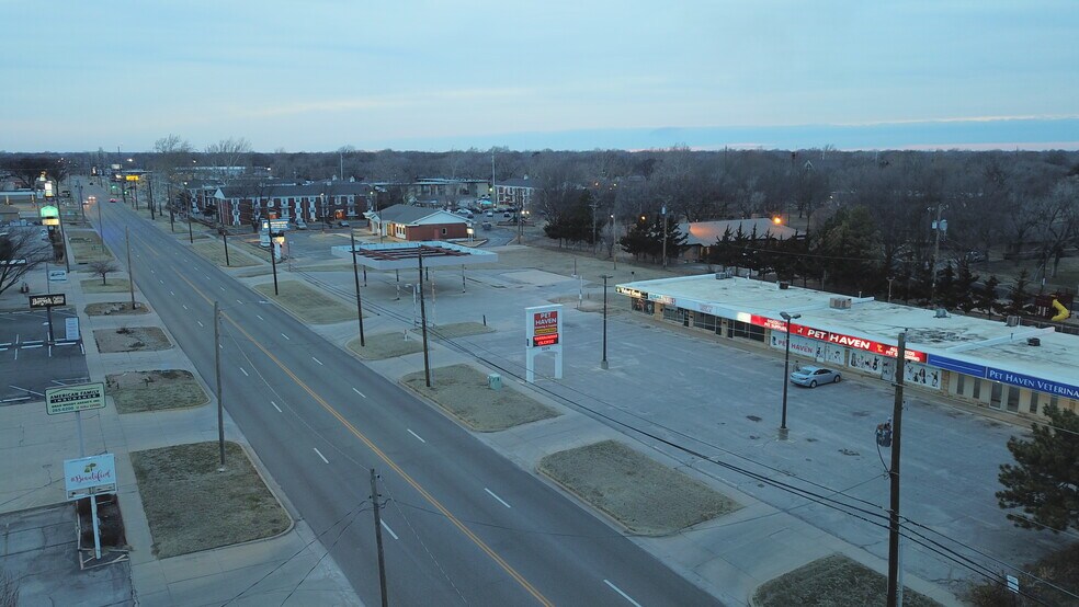 More Photos Of 2518-2536 W 13th St, Wichita Auto Repair For Lease