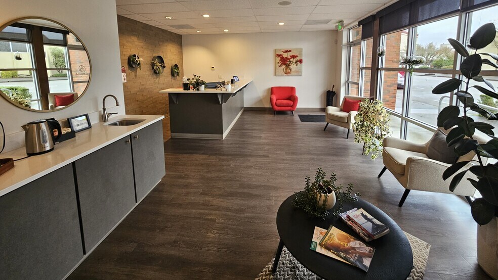 More Photos Of 1322-1324 Vandercook Way, Longview Office For Lease