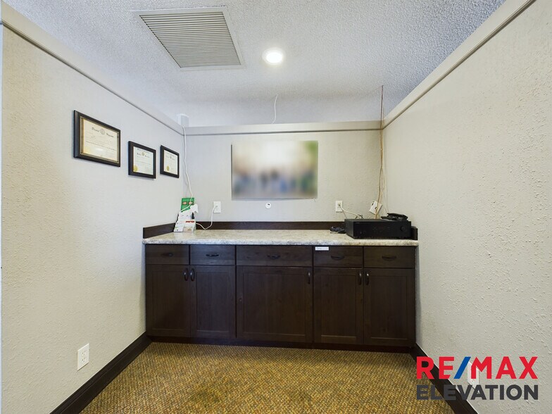 More Photos Of 915 W Fetterman St, Buffalo Office For Sale
