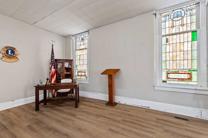 More Photos Of 729 Mason St, Milton Office For Sale