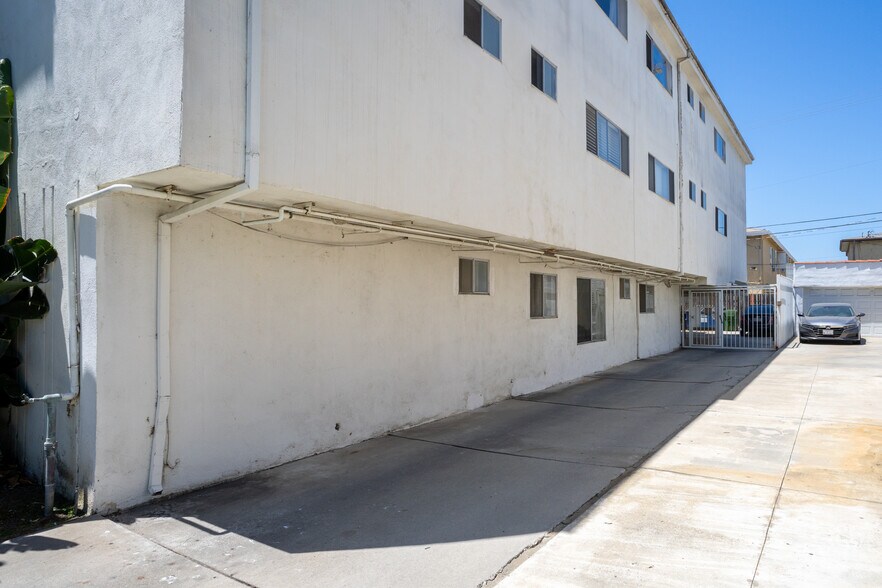 More Photos Of 1041 S Corning St, Los Angeles Apartments For Sale