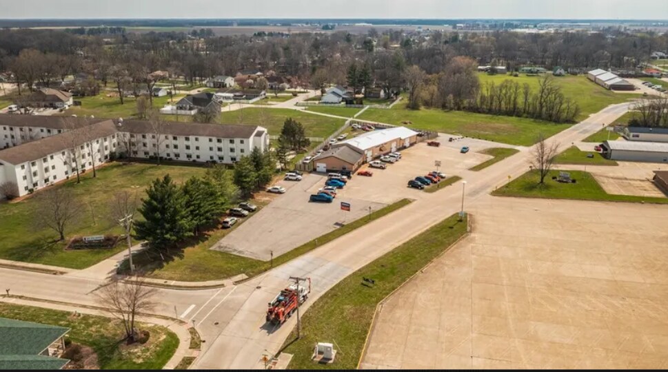 More Photos Of 2300 Hoffman Dr, Effingham Auto Repair For Sale