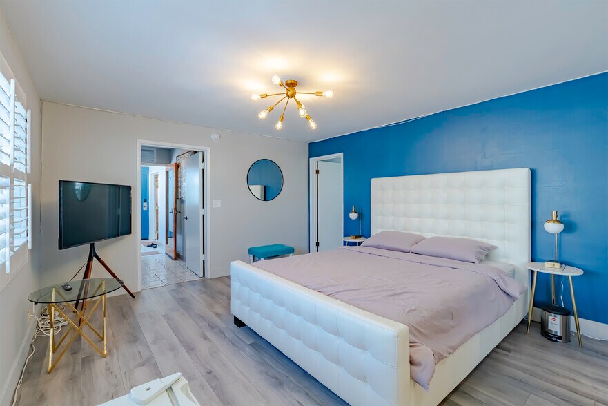 More Photos Of 2011 Ocean Front Walk, Venice Restaurant For Sale