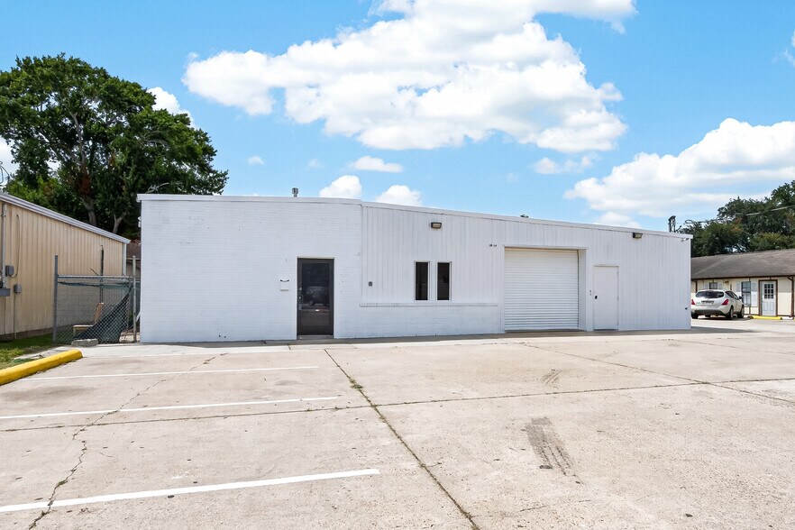 Primary Photo Of 11419 Hall Rd, Houston Freestanding For Sale