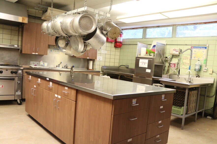 More Photos Of 1140 Governor St, Springfield Religious Facility For Sale