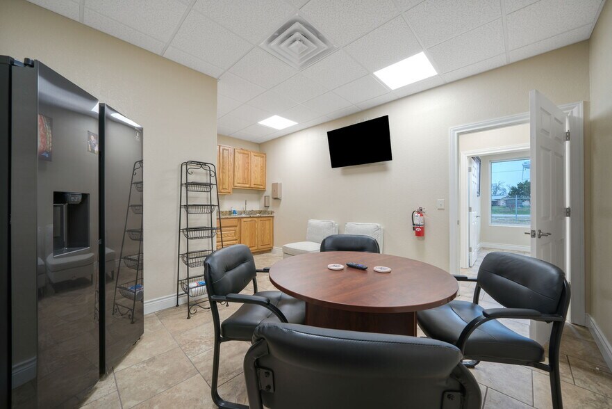 More Photos Of 200 N Yule Ave, Charlotte Office For Sale