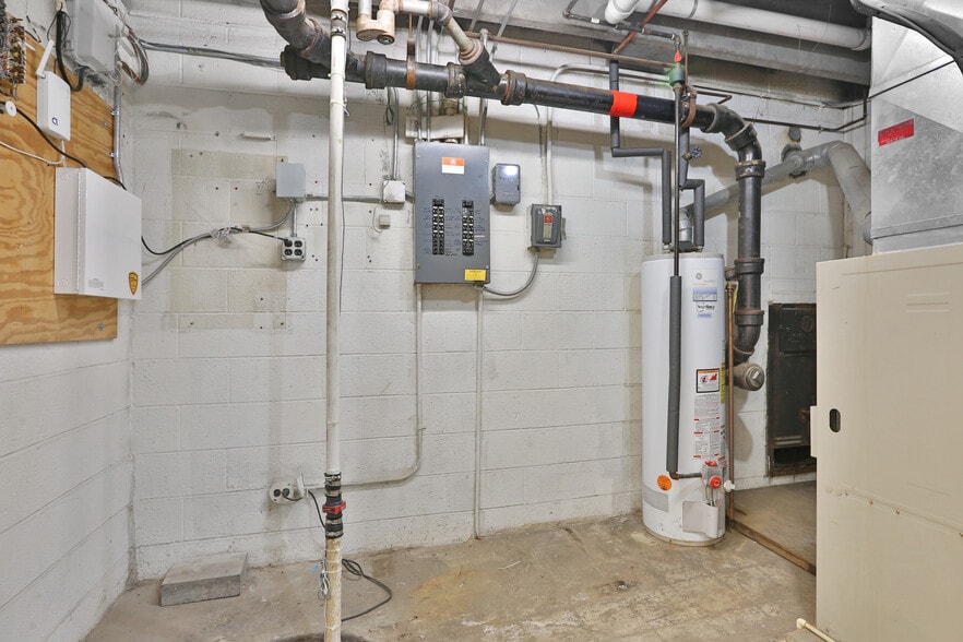 17301 8 Mile Rd E, Eastpointe, MI 48021 Freestanding For Sale