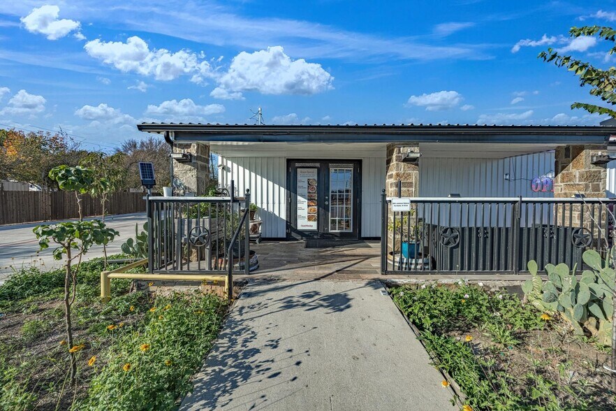 More Photos Of 9805 Jacksboro Hwy, Fort Worth Freestanding For Sale