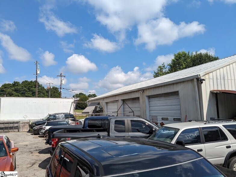 More Photos Of 110 Sunbelt Ct, Greer Flex For Sale