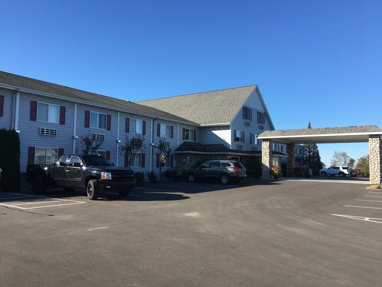 Primary Photo Of 293 US Highway 2 W, Saint Ignace Hotel For Sale