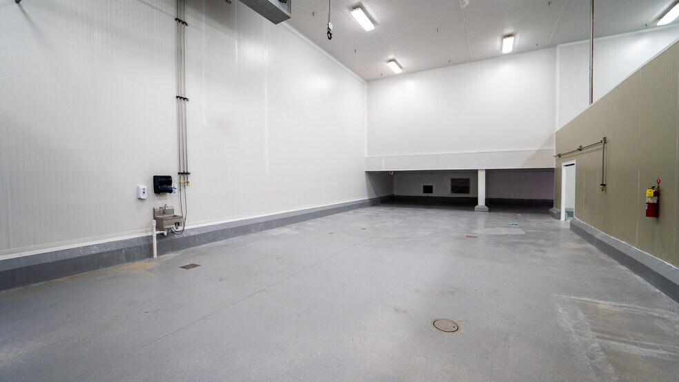 More Photos Of 302 Airport Dr, Montezuma Refrigeration Cold Storage For Lease