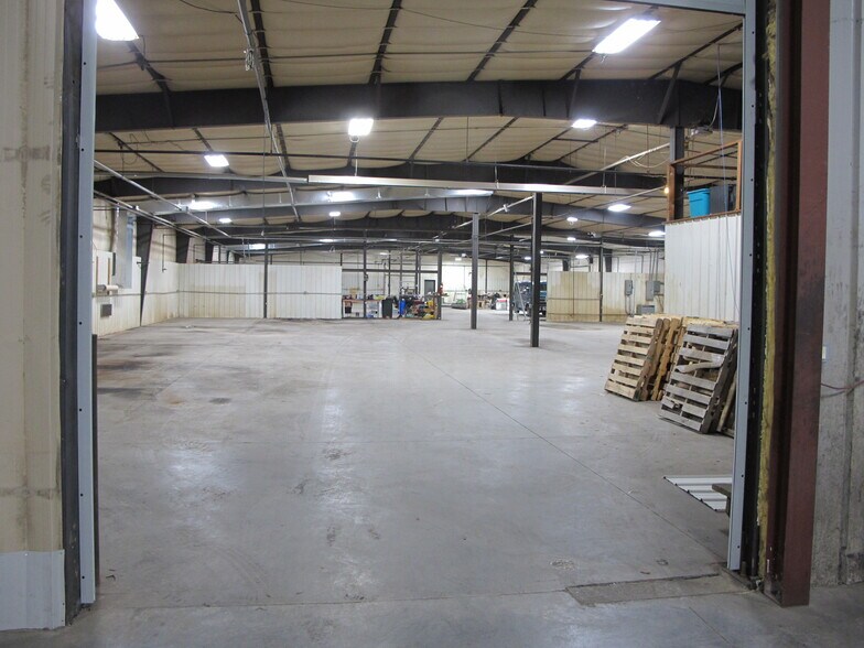 More Photos Of 713 E Main St, Waukon Manufacturing For Sale