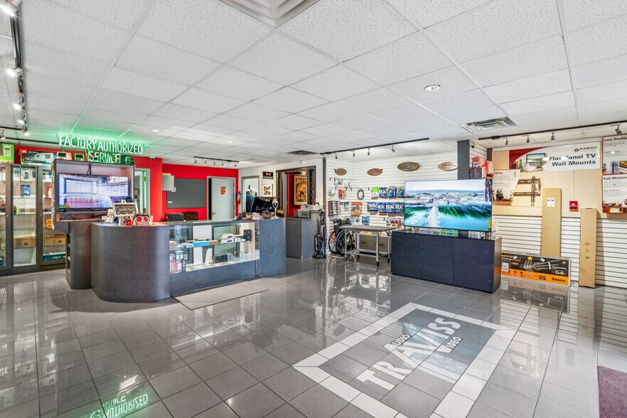 More Photos Of 4931 Douglas Ave, Des Moines General Retail For Sale