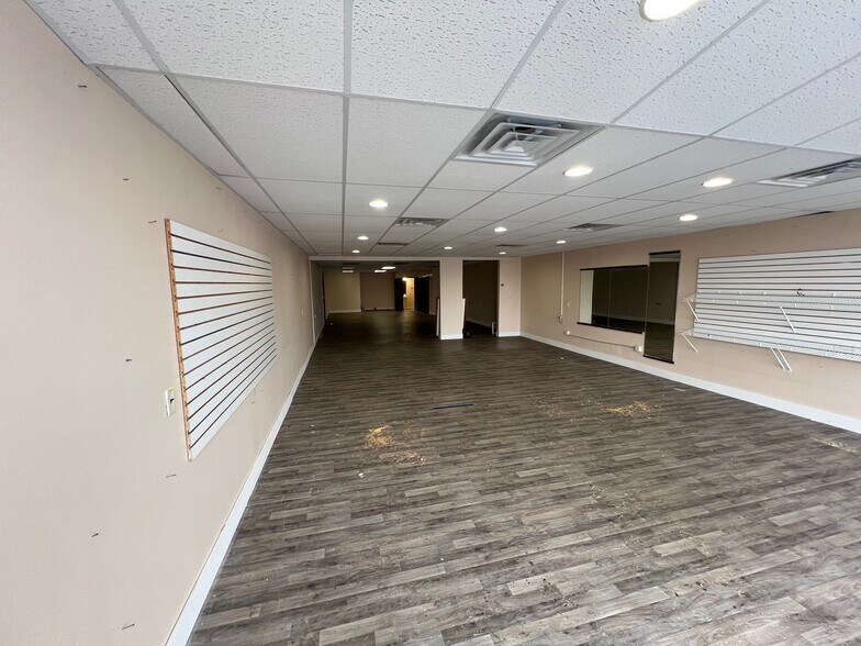 More Photos Of 440-448 S Main St, Englewood Unknown For Lease