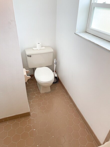 More Photos Of 1005 N Church Ave, Mulberry Medical For Lease