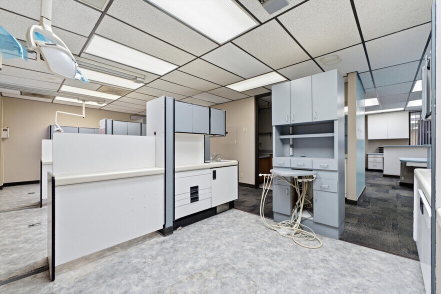 More Photos Of 1669 W Avenue J, Lancaster Medical For Lease