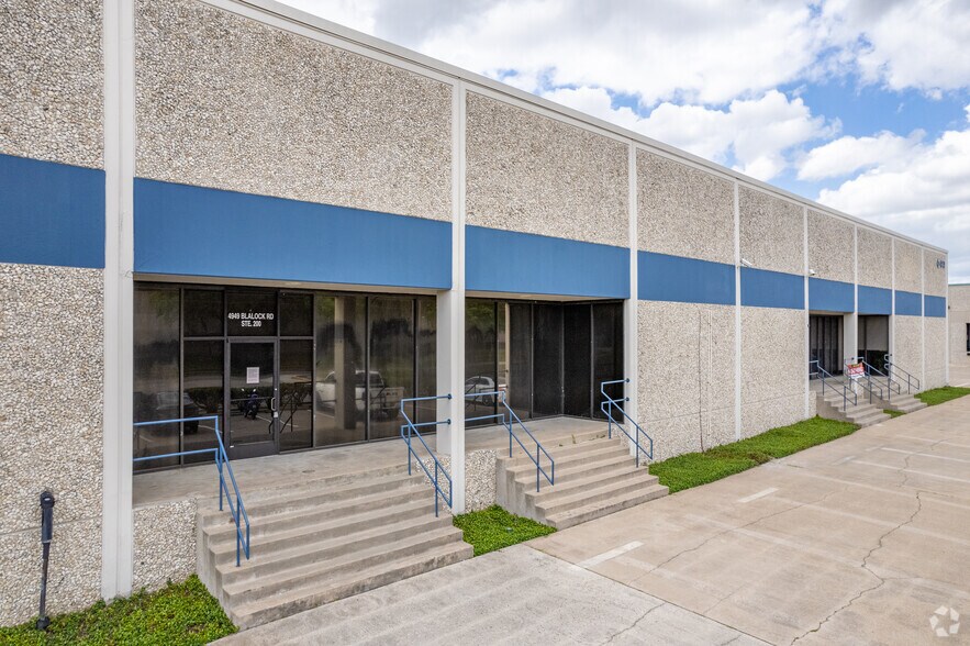 More Photos Of 4949 Blalock Rd, Houston Warehouse For Lease