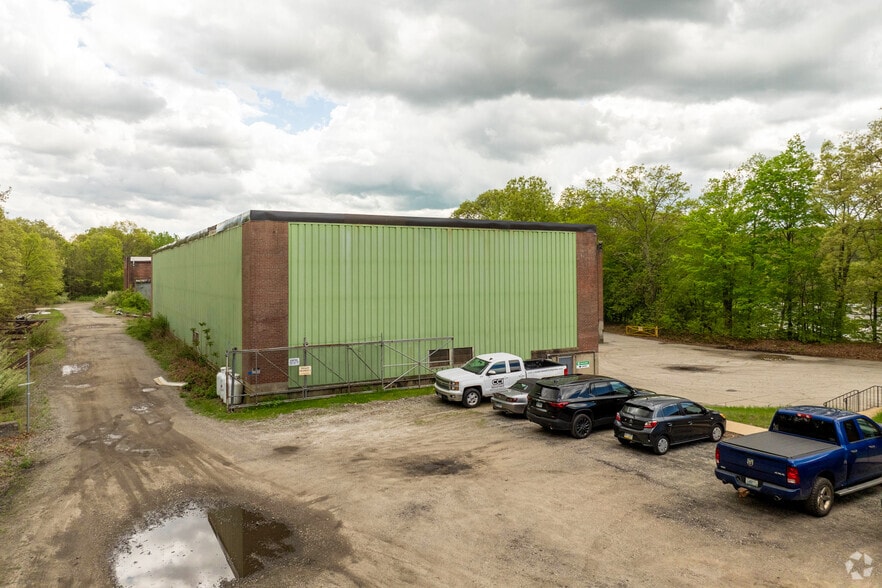 More Photos Of 30 Harris St, Putnam Warehouse For Lease