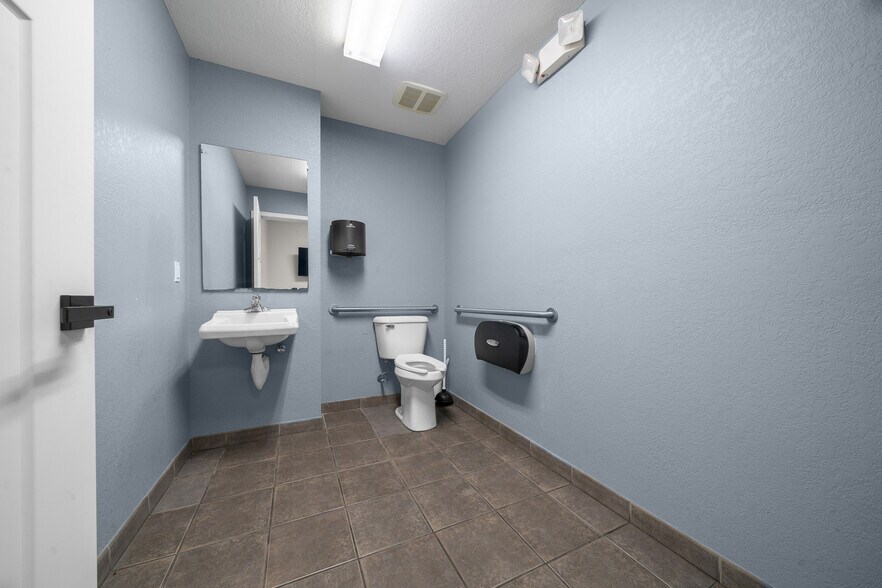 More Photos Of 1056 NE 16th St, Ocala Industrial For Lease