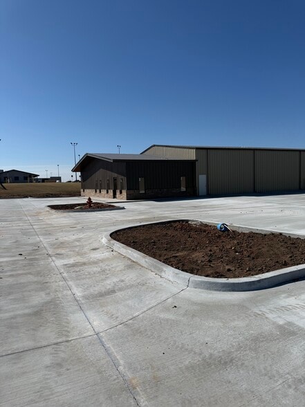 More Photos Of 1500 N Lincoln Blvd, Edmond Unknown For Lease