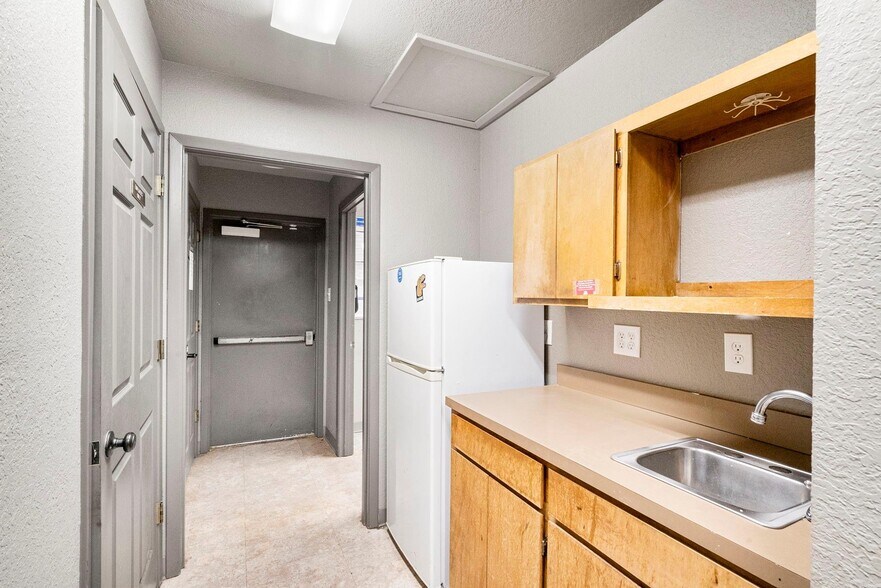More Photos Of 240 Exchange St, Burleson Auto Dealership For Sale