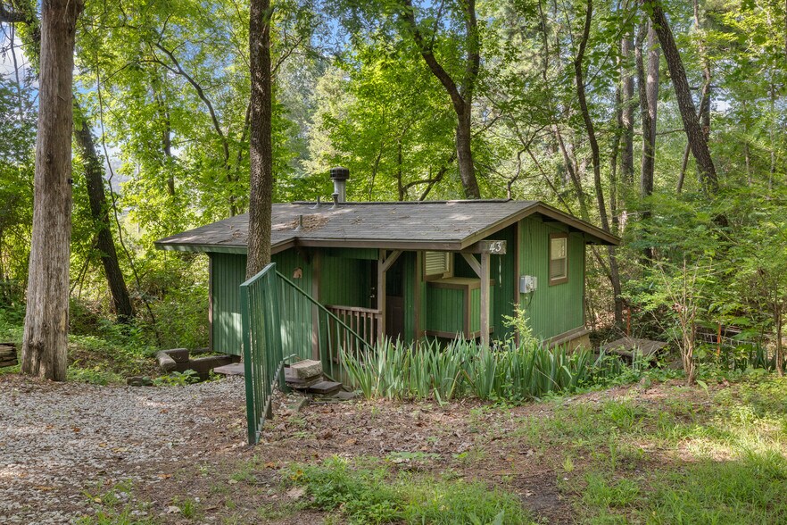 More Photos Of 621 Court St, Jasper Trailer Camper Park For Sale