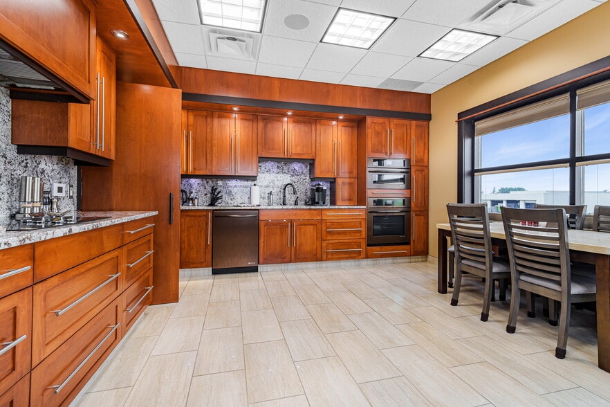 More Photos Of 7818 Highway 6 South Service Rd, Regina Flex For Sale