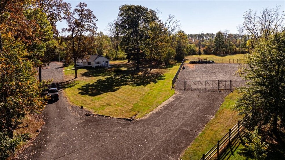 More Photos Of 563 Deep Run Rd, Perkasie Contractor Storage Yard For Sale
