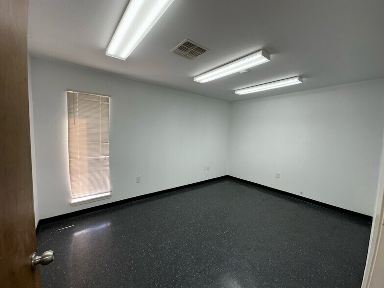 More Photos Of 13408 Redfish Ln, Stafford Warehouse For Lease