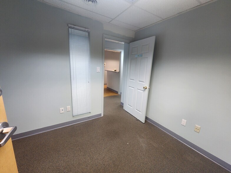 More Photos Of 304 Federal Rd, Brookfield Office For Lease