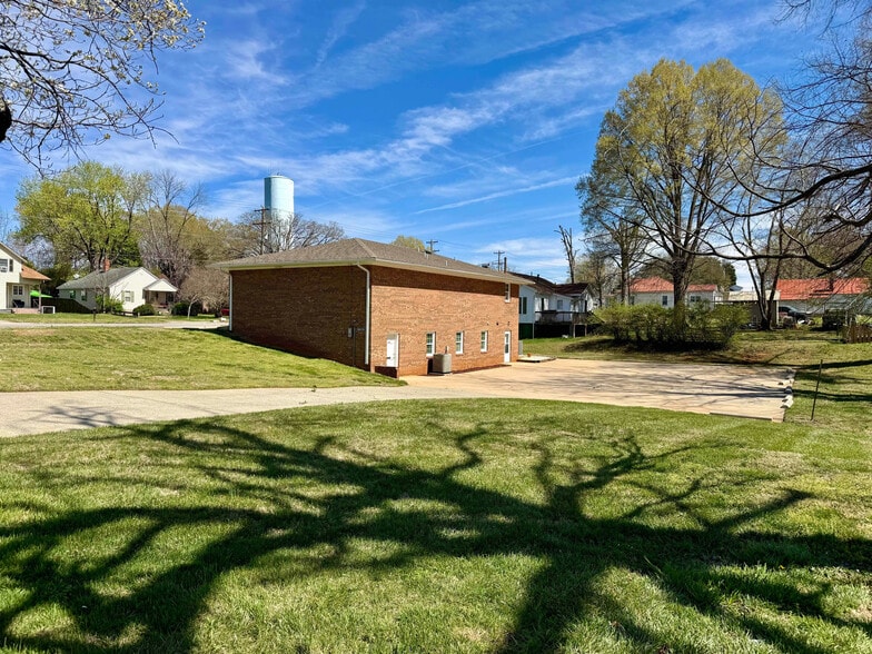 More Photos Of 1203 Northup St, Reidsville Medical For Sale