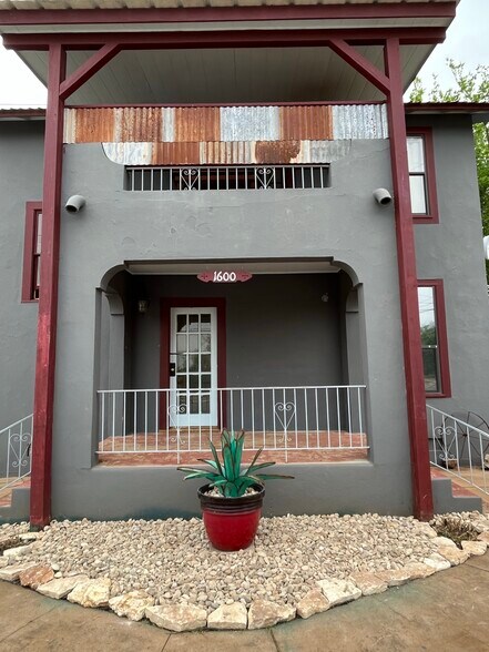 More Photos Of 1600 S Ford St, Llano Storefront Retail Office For Sale