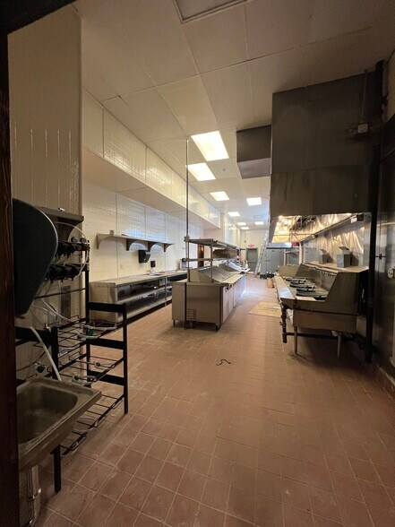 More Photos Of 628 Arena Dr, Hamilton Restaurant For Sale