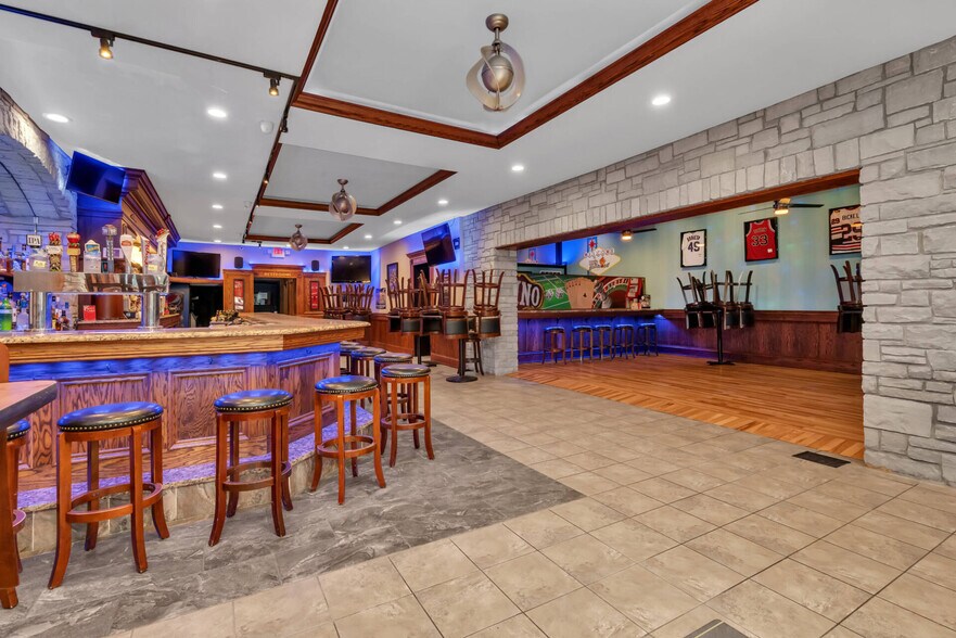 More Photos Of 152 E Main St, Dwight Bar For Lease