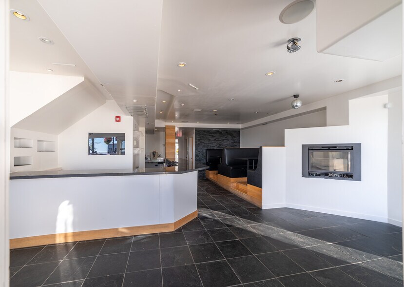 More Photos Of 15475 Marine Dr, White Rock Storefront Retail Office For Lease