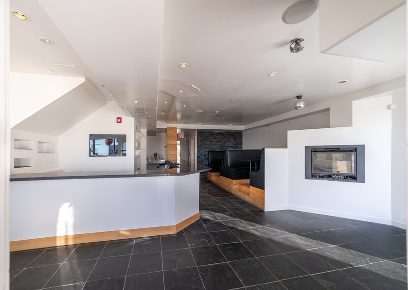 More Photos Of 15475 Marine Dr, White Rock Storefront Retail Office For Lease