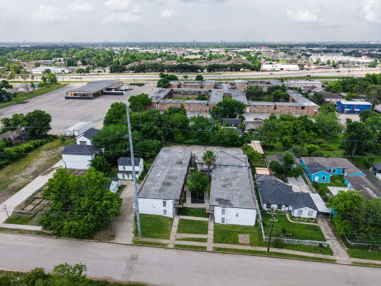 Primary Photo Of 6821 Fairway Dr, Houston Apartments For Sale